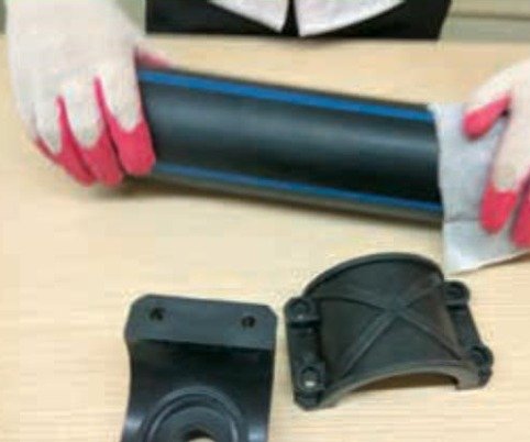 Đặt bu lông vào đai dưới rồi luồn xuống dưới thân ống HDPE