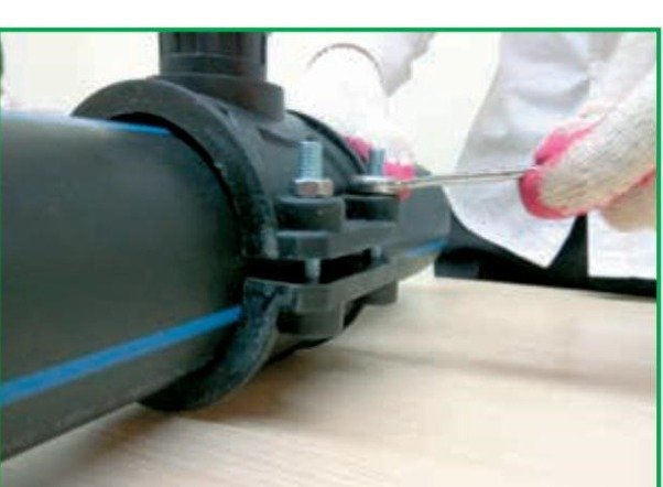 Canh nắp đai trên và đai dưới đồng tâm trên thân ống