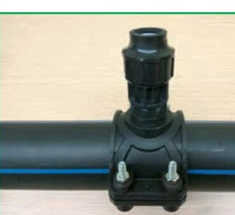 Khoan lỗ trên thân ống HDPE tại đúng vị trí nhánh ren của đai khởi thủy